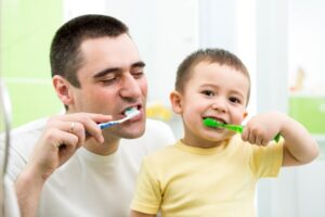 Oče in sin umivata zobe